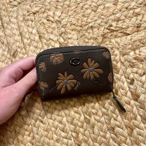 🪩EUC 🪩 Coach Zip Around Card Case with Floral Print